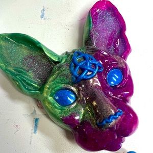 Resin cat